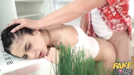 Antes de que llegue más gente nos comemos los coños encantadas