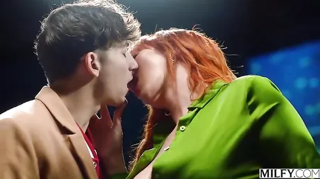 Este jovencito no ha visto unas tetas como las mías y su amigo negro tampoco !!