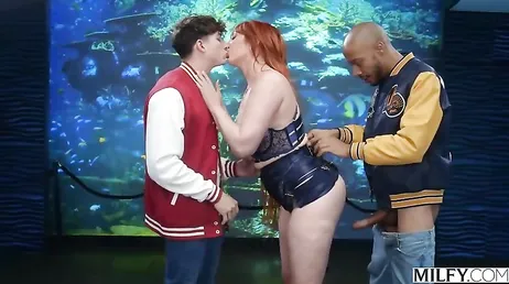 Este jovencito no ha visto unas tetas como las mías y su amigo negro tampoco !!