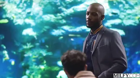 Este jovencito no ha visto unas tetas como las mías y su amigo negro tampoco !!