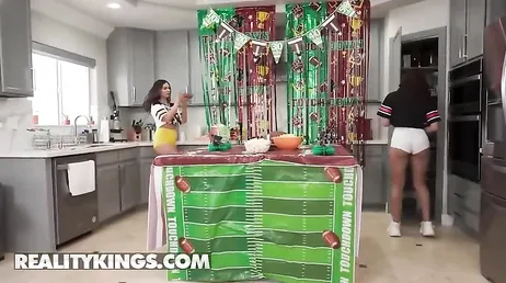 Mi amiga y yo empezamos jugando .., y nos lo acabamos comiendo .. !!