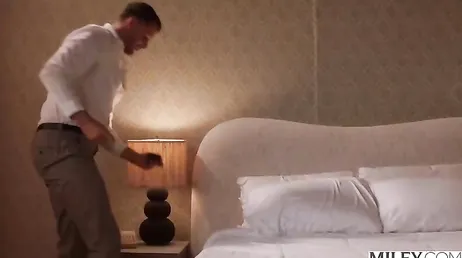 Video XXX gratis de una madura teniendo sexo con dos de sus empleados