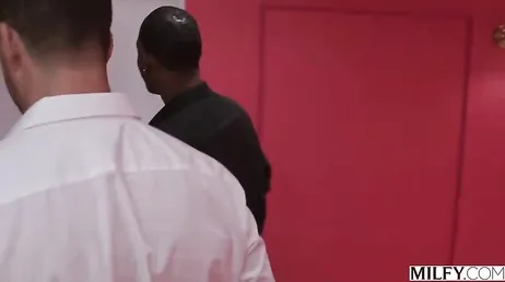 Video XXX gratis de una madura teniendo sexo con dos de sus empleados