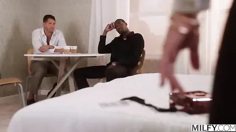 Video XXX gratis de una madura teniendo sexo con dos de sus empleados