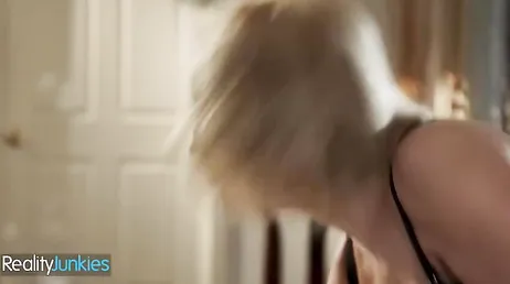 Mamá no puede trabajar desde casa, el hijo está encima de ella todo el día