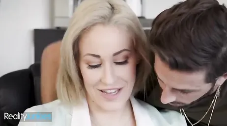 Mamá no puede trabajar desde casa, el hijo está encima de ella todo el día