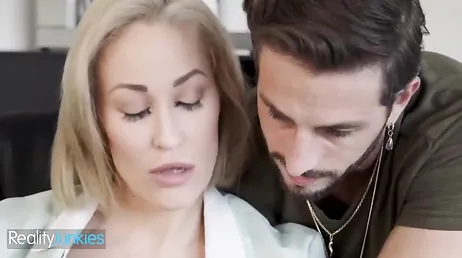 Mamá no puede trabajar desde casa, el hijo está encima de ella todo el día