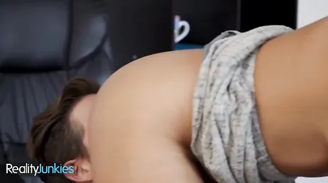 Mamá no puede trabajar desde casa, el hijo está encima de ella todo el día