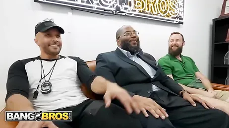 Una de las tres hoy grabará su primer video de sexo gratis XXX para BangBros