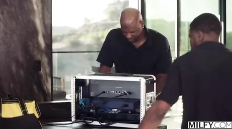 Como le gusta a mamá que dos negros la penetren todos sus agujeros ricos ..