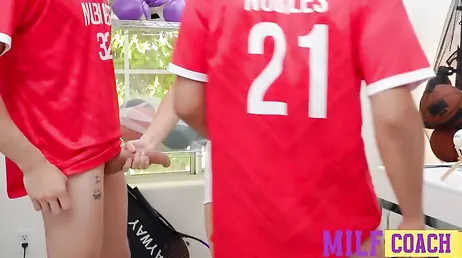 Quiero ver esas pollas duras como una piedra, me vais a follar ahora mismo