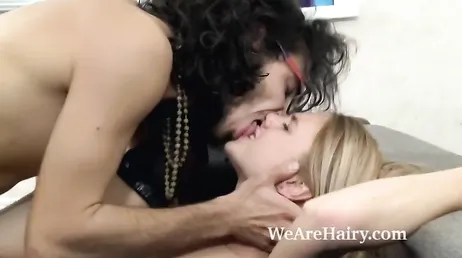 Su novio hippie le da polla sin parar y ella está encantada de la vida