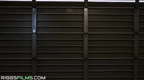 Mujer fitness australiana deja a su entrenador personal totalmente seco