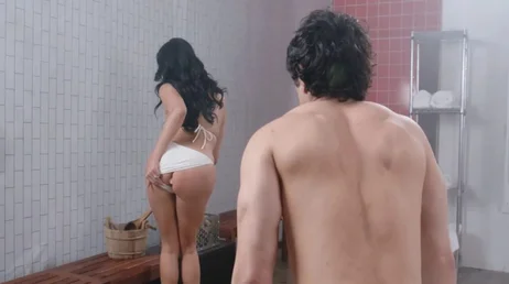 El masajista está alucinando .., joder que buena está la mamá .., que mujer !!