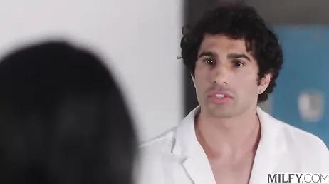 El masajista está alucinando .., joder que buena está la mamá .., que mujer !!