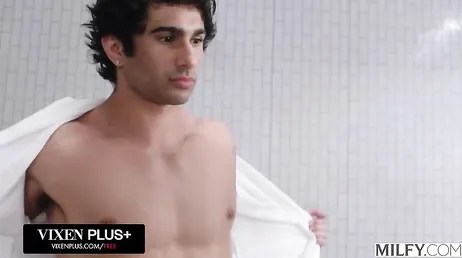 El masajista está alucinando .., joder que buena está la mamá .., que mujer !!