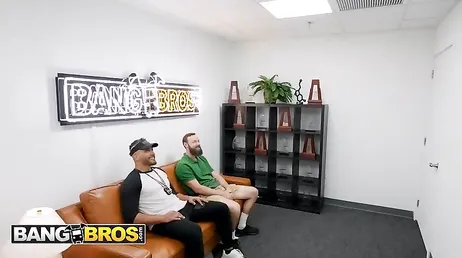 Ahi la tenéis amigos, preparada para su primer casting porno para Bang Bros !!