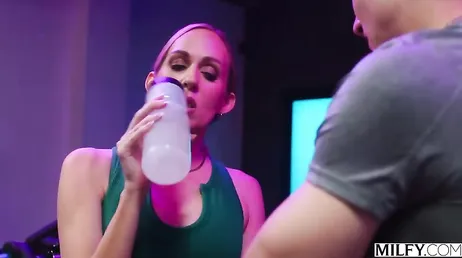 Sabía que mamá no iba al gimnasio precisamente a entrenar sino a follarse al jovencito