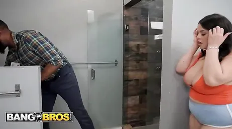 Putain de grosse, elle n'arrête pas de demander au Noir de la pénétrer de plus en plus...