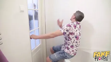 Menudas tetas tiene la negra y menudo trío XXX se monta con esa pareja