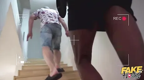 Menudas tetas tiene la negra y menudo trío XXX se monta con esa pareja