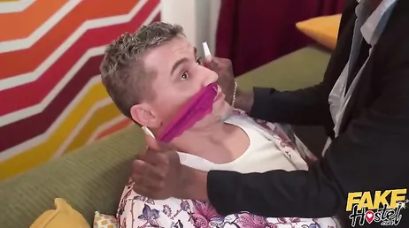 Menudas tetas tiene la negra y menudo trío XXX se monta con esa pareja