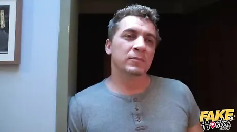 Un hombre pone a mamá a cuatro patas y ella parece que lo está disfrutando