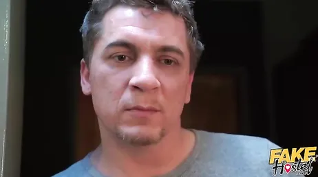 Un hombre pone a mamá a cuatro patas y ella parece que lo está disfrutando