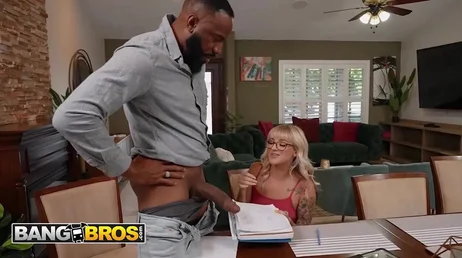 La alumna no se cree la enorme polla negra que tiene su profesor particular