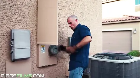 Joder Danae Mari, no puedes abrir así la puerta de casa, ponte algo encima mujer
