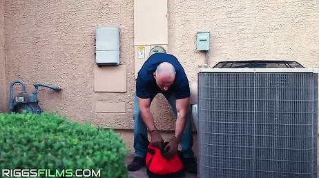 Joder Danae Mari, no puedes abrir así la puerta de casa, ponte algo encima mujer