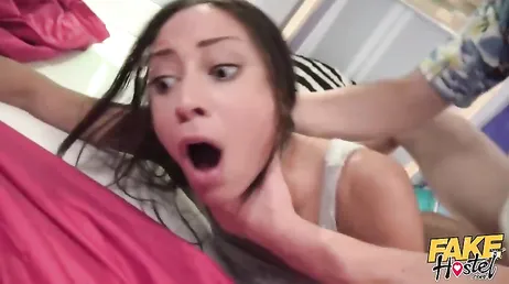 Ni se te ocurra gritar, te vas a venir a mi habitación y te voy a sodomizar !!