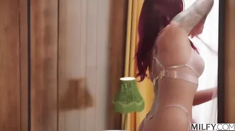 Guarda che cazzo enorme sta per mangiare questa mamma inglese arrapata...!!