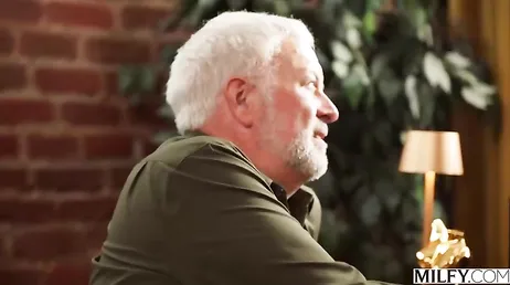 Guarda che cazzo enorme sta per mangiare questa mamma inglese arrapata...!!