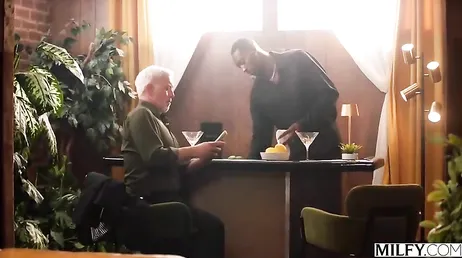 Guarda che cazzo enorme sta per mangiare questa mamma inglese arrapata...!!