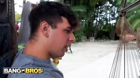 Guardate l'enorme cazzo che hanno appena infilato in questa giovane donna magra ma perversa