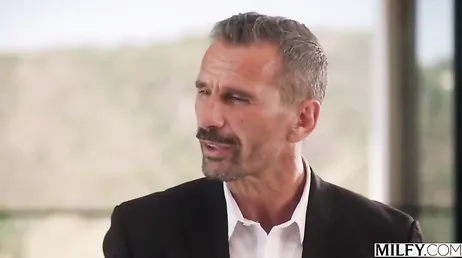 Grabo como a mi mujer se la follan tres enormes negros, ella está encantada