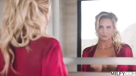 Grabo como a mi mujer se la follan tres enormes negros, ella está encantada