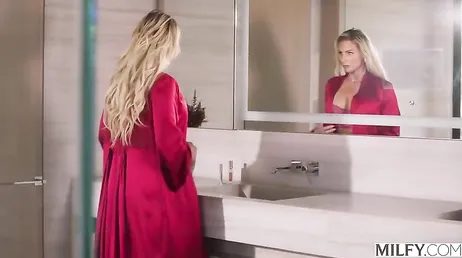 Grabo como a mi mujer se la follan tres enormes negros, ella está encantada