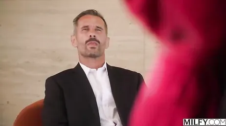 Grabo como a mi mujer se la follan tres enormes negros, ella está encantada