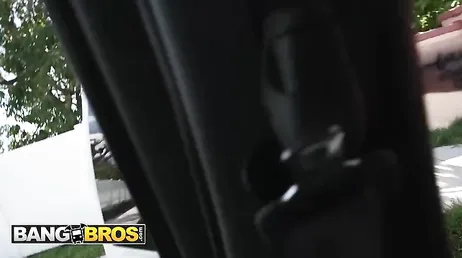 Guarda come Charlotte Mae si mette a quattro zampe in modo che il giovane possa penetrarla