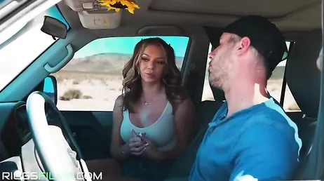 Voy a tener que parar el coche porque se empeña en follar ahora !!