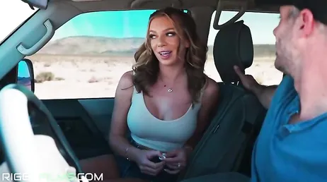 Voy a tener que parar el coche porque se empeña en follar ahora !!