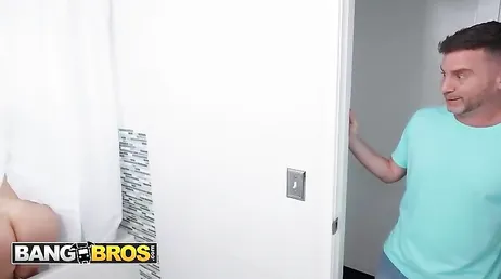 La mujer escuchando música y mientras su marido dando por culo a otra !!