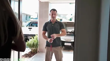 Mamá no debería de andar por casa con eso tan sexy que lleva puesto hoy ...