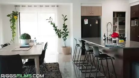 Mamá no debería de andar por casa con eso tan sexy que lleva puesto hoy ...