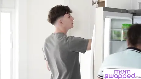 Die Party wirkt etwas langweilig; die beiden reiferen Damen langweilen sich.