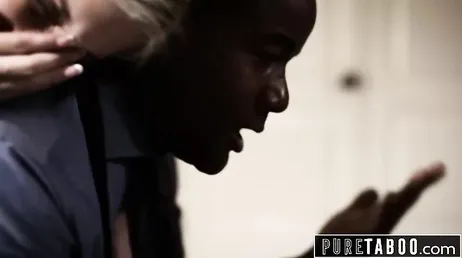 Su padrastro no puede contenerse mas y le da rabo negro a su hijastra