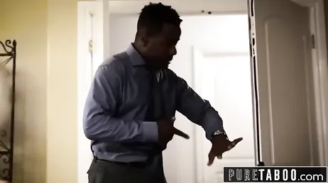 Su padrastro no puede contenerse mas y le da rabo negro a su hijastra