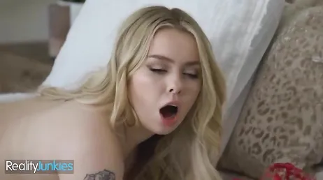 Para tener 23 añitos ya eres un poco puta, no crees querida Haley Spades?